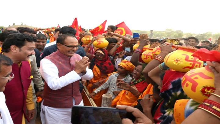 मुख्यमंत्री श्री चौहान से कटनी के बंजारी हेलीपेड पर मिली लाड़ली बहनें